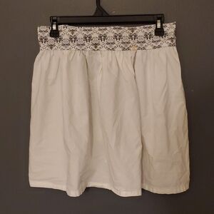 Chic White Apron with Bee Patterned Waistband